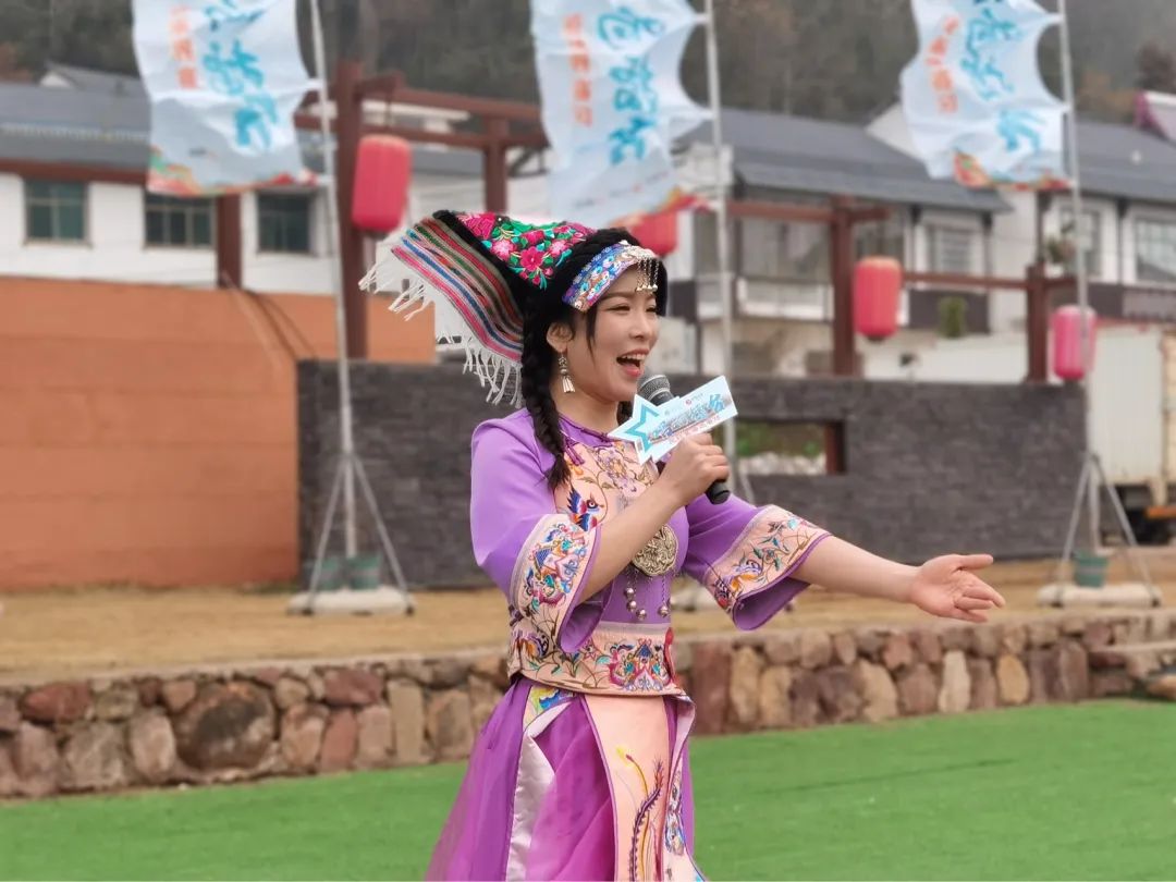 唱響擂臺(tái)》張家界賽區(qū)海選賽的第三場(chǎng)在桑植縣民歌寨隆重舉行